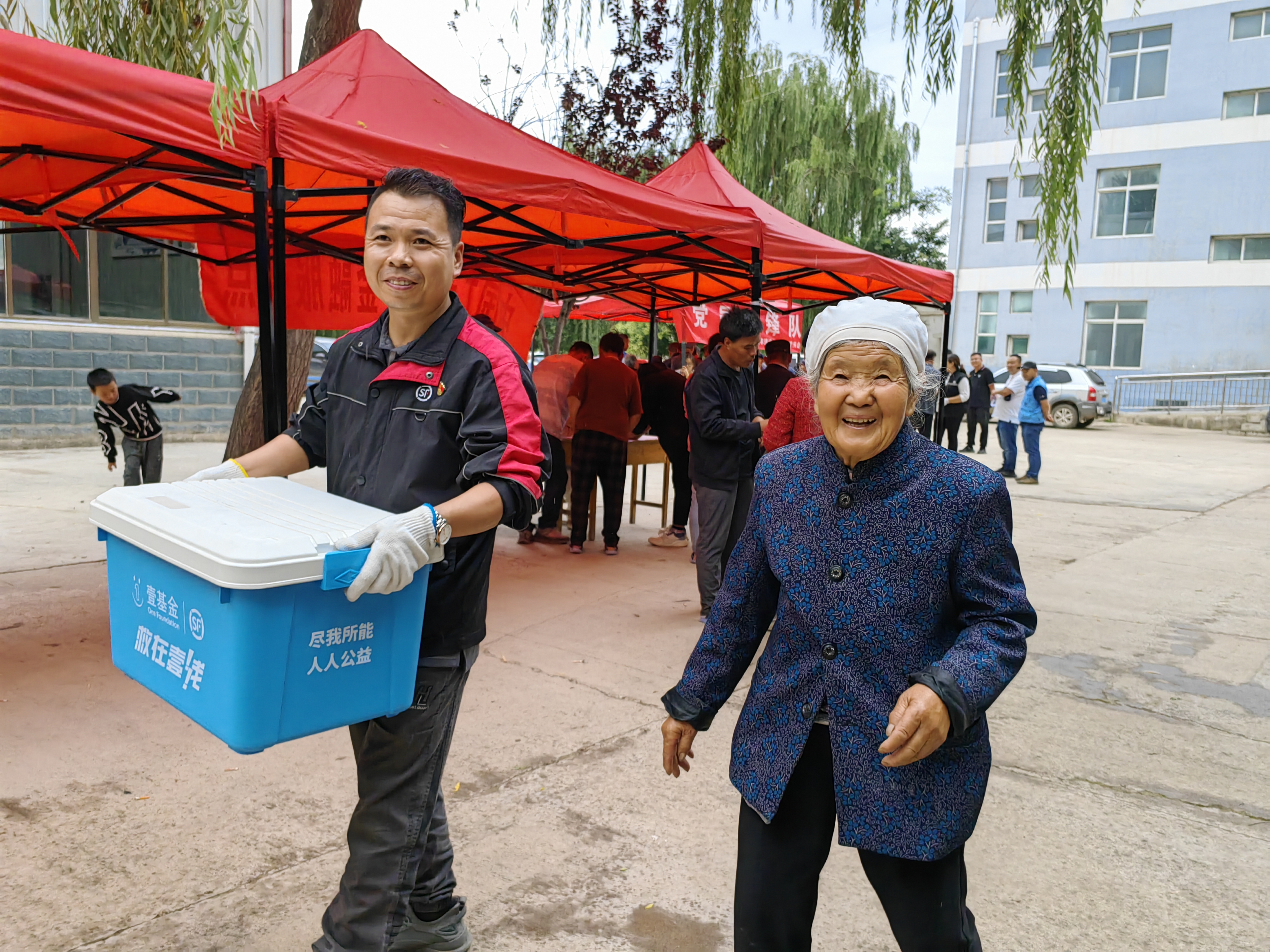 兰州市快递行业党员突击队驰援榆中抗洪...